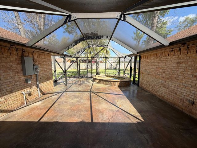 62 Raintree Court, Lake Jackson, TX 77566