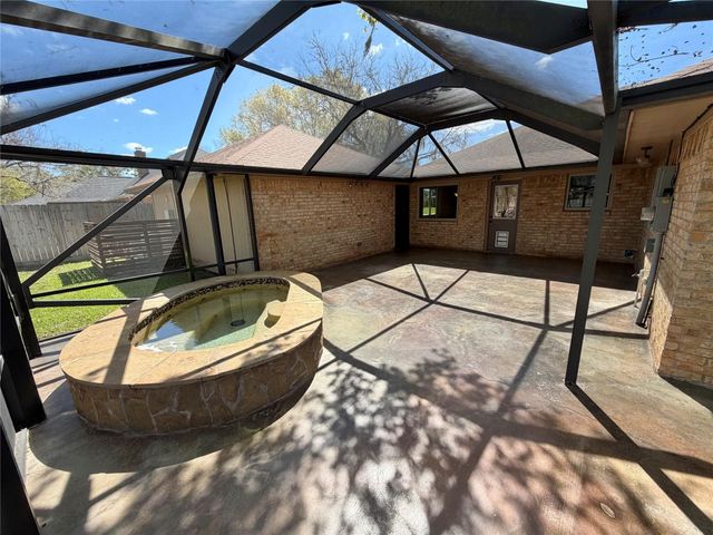 62 Raintree Court, Lake Jackson, TX 77566