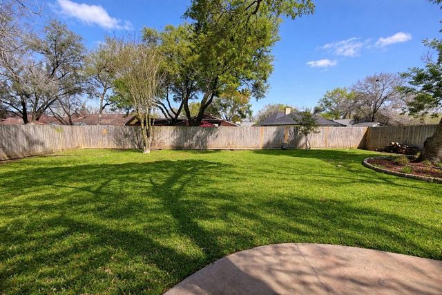 62 Raintree Court, Lake Jackson, TX 77566