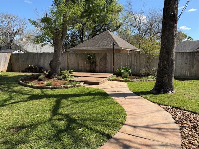 62 Raintree Court, Lake Jackson, TX 77566