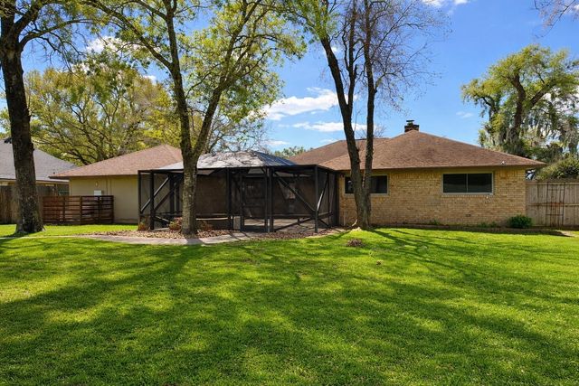 62 Raintree Court, Lake Jackson, TX 77566