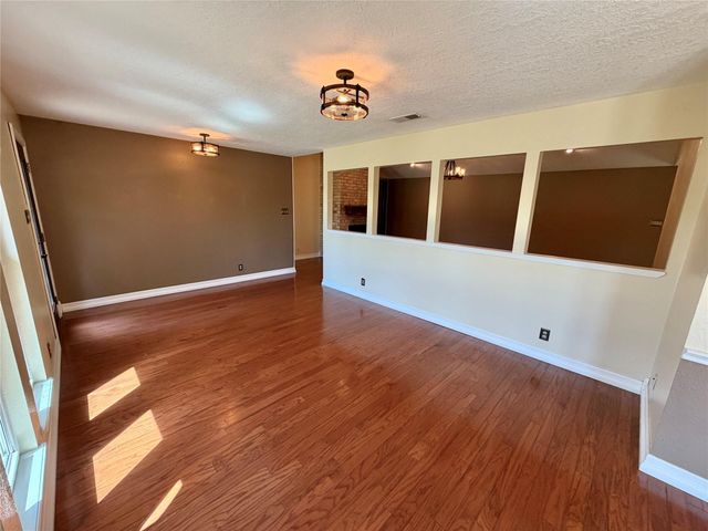 62 Raintree Court, Lake Jackson, TX 77566