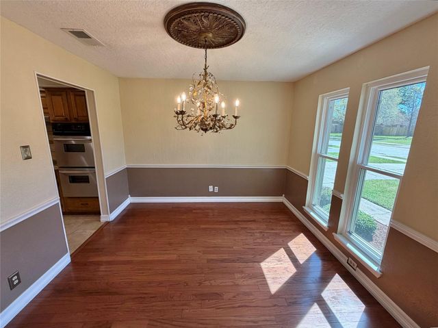 62 Raintree Court, Lake Jackson, TX 77566