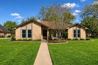 62 Raintree Court, Lake Jackson, TX 77566