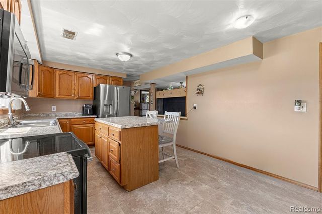 22646 Candace Drive, Rockwood, MI 48173