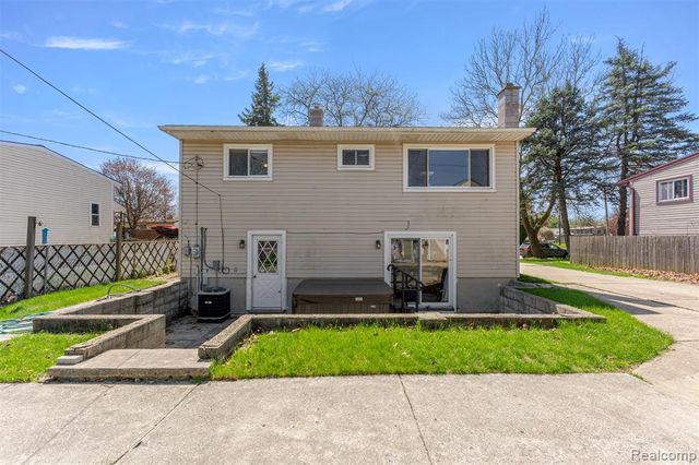 22646 Candace Drive, Rockwood, MI 48173