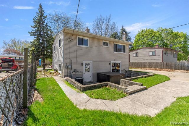 22646 Candace Drive, Rockwood, MI 48173