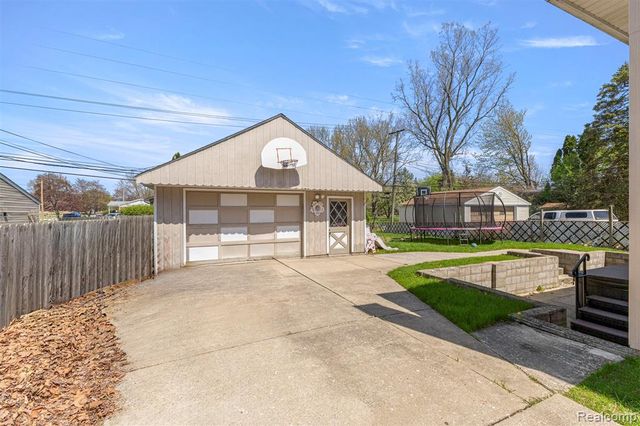 22646 Candace Drive, Rockwood, MI 48173