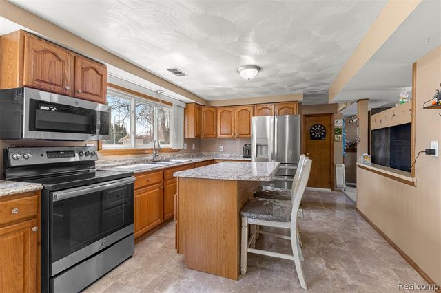 22646 Candace Drive, Rockwood, MI 48173