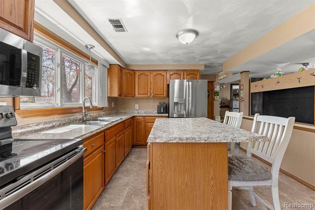 22646 Candace Drive, Rockwood, MI 48173