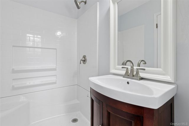 5 Cattalo Circle, East Hampton, NY 11937