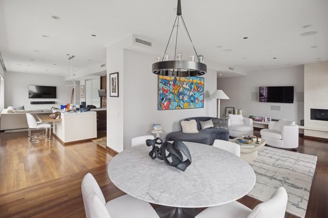 800 N Michigan Avenue 2502, Chicago, IL 60611