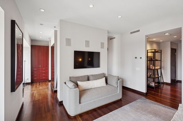 800 N Michigan Avenue 2502, Chicago, IL 60611