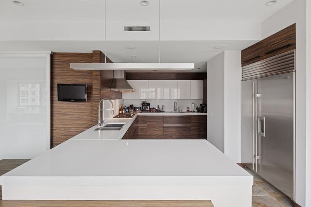 800 N Michigan Avenue 2502, Chicago, IL 60611