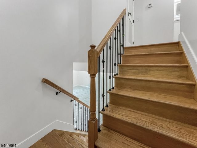 285 Lembeck Ave R, Jersey City, NJ 07305