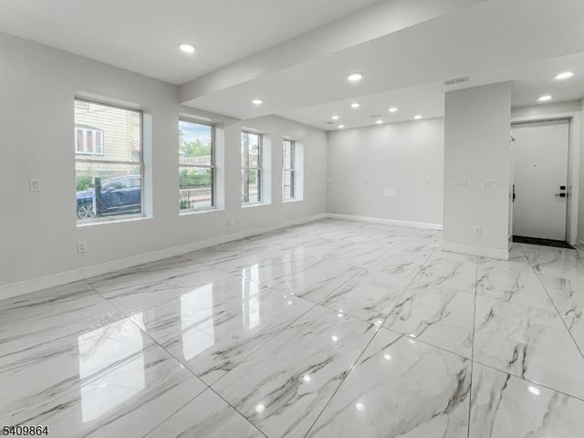 285 Lembeck Ave R, Jersey City, NJ 07305