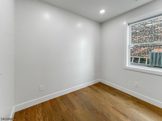 285 Lembeck Ave R, Jersey City, NJ 07305