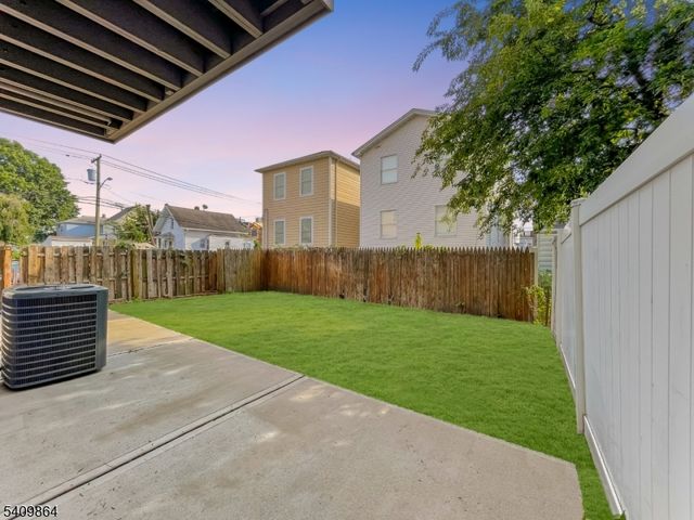 285 Lembeck Ave R, Jersey City, NJ 07305