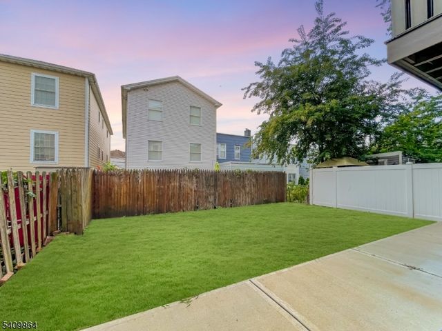 285 Lembeck Ave R, Jersey City, NJ 07305