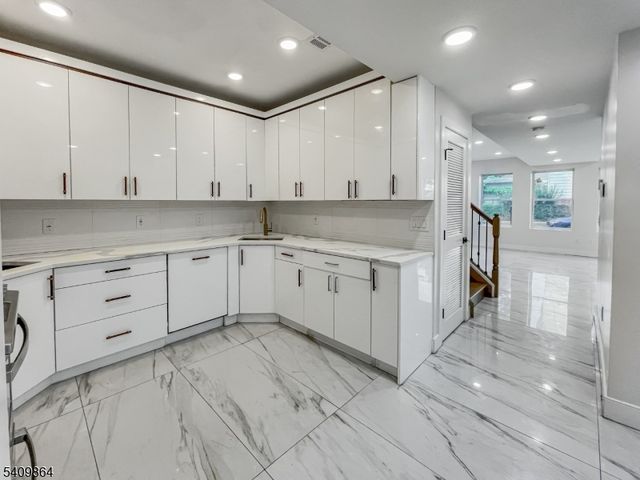 285 Lembeck Ave R, Jersey City, NJ 07305