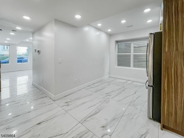 285 Lembeck Ave R, Jersey City, NJ 07305