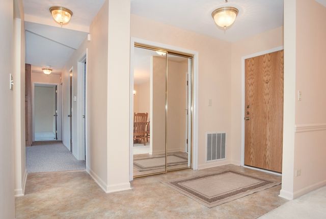 127 Acacia Circle 507, Indian Head Park, IL 60525