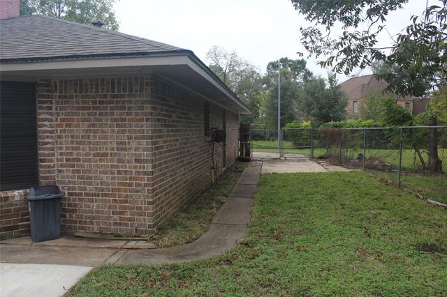 265 Wayne Drive, Clute, TX 77531