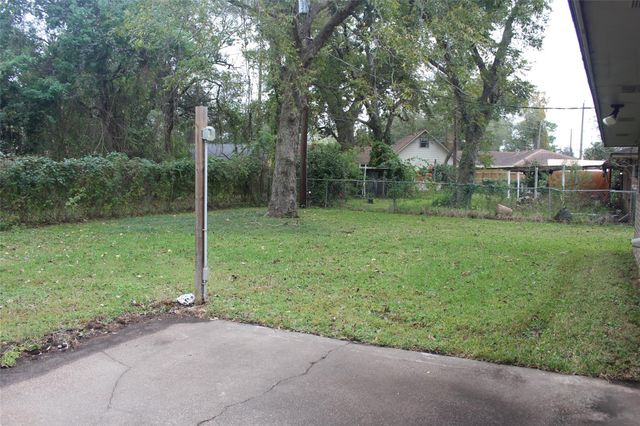 265 Wayne Drive, Clute, TX 77531