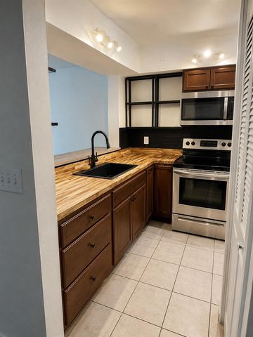 2900 S SEMORAN BOULEVARD B1, Orlando, FL 32822