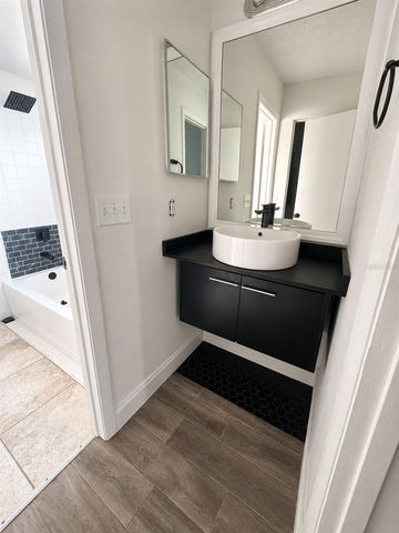 2900 S SEMORAN BOULEVARD B1, Orlando, FL 32822