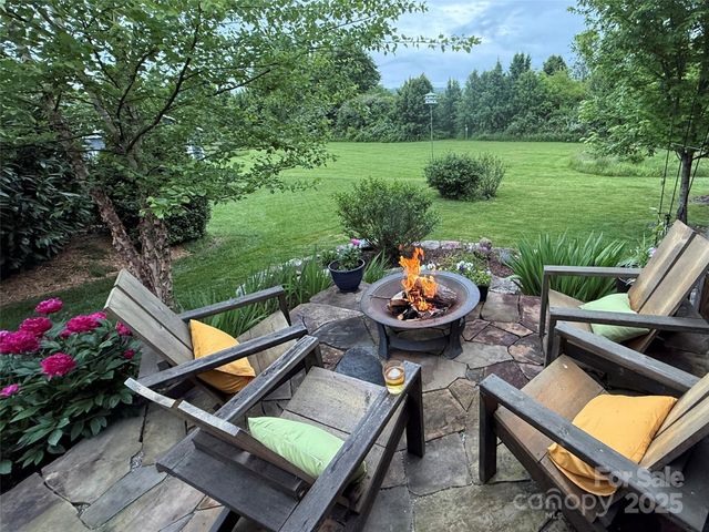 32 Bungalow Way, Brevard, NC 28712