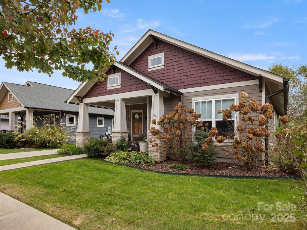 32 Bungalow Way, Brevard, NC 28712