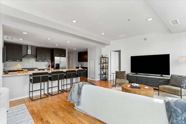 240 E Illinois Street 2401, Chicago, IL 60611