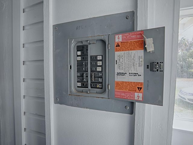 422 E CITRUS AVENUE, Eustis, FL 32726