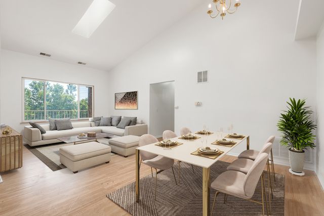 881 N Swift Road 306, Addison, IL 60101