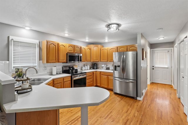 709 W Rock Island Street, Knoxville, IA 50138