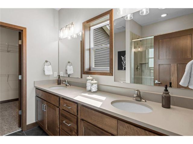 2870 Victoria Street N, Roseville, MN 55113