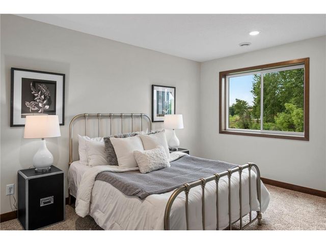 2870 Victoria Street N, Roseville, MN 55113