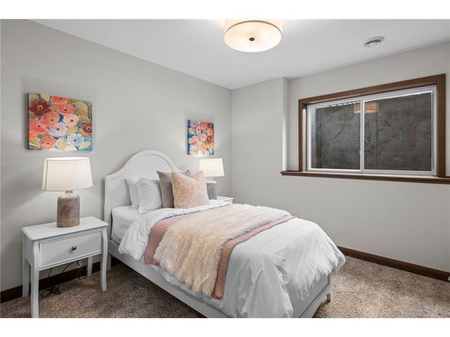 2870 Victoria Street N, Roseville, MN 55113