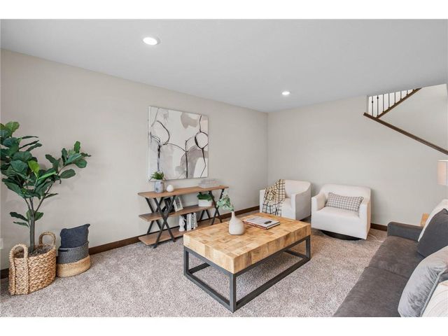 2870 Victoria Street N, Roseville, MN 55113