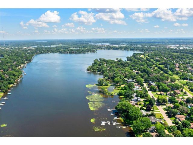 2870 Victoria Street N, Roseville, MN 55113