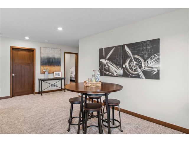 2870 Victoria Street N, Roseville, MN 55113