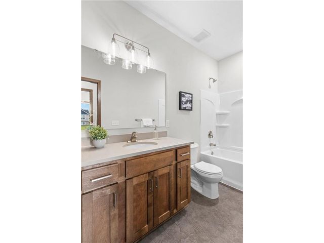 2870 Victoria Street N, Roseville, MN 55113