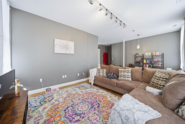 470 Silver St Apt 123, Manchester, NH 03103