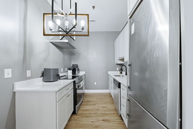 470 Silver St Apt 123, Manchester, NH 03103