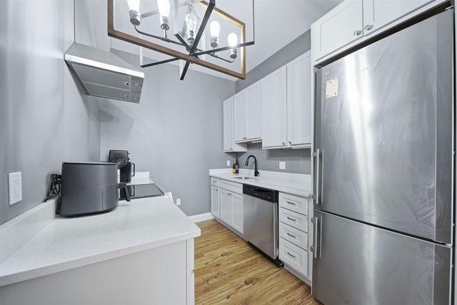 470 Silver St Apt 123, Manchester, NH 03103
