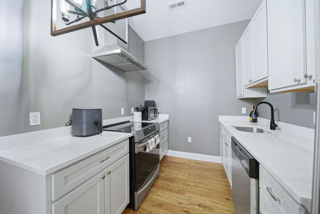 470 Silver St Apt 123, Manchester, NH 03103