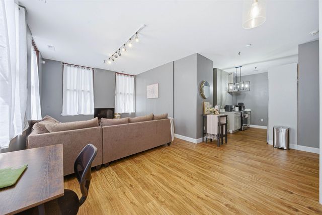470 Silver St Apt 123, Manchester, NH 03103