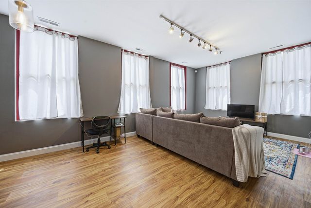 470 Silver St Apt 123, Manchester, NH 03103