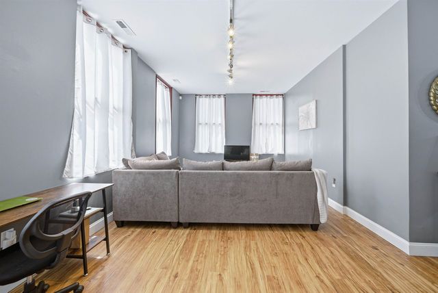 470 Silver St Apt 123, Manchester, NH 03103